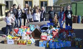 Meile ir darbais keturkojams dalinosi gimnazistai