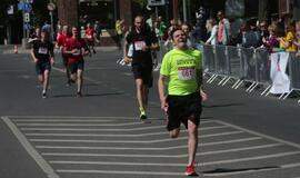 Bėgo ir su kostiumu, ir su vežimėliu