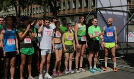 Bėgo ir su kostiumu, ir su vežimėliu