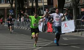 Bėgo ir su kostiumu, ir su vežimėliu