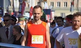 Bėgo ir su kostiumu, ir su vežimėliu