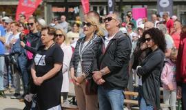 Bėgo ir su kostiumu, ir su vežimėliu