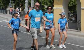 Bėgo ir su kostiumu, ir su vežimėliu