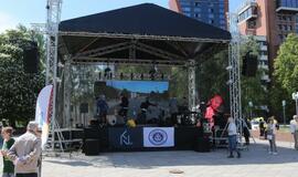 Bėgo ir su kostiumu, ir su vežimėliu