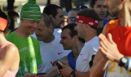 Bėgo ir su kostiumu, ir su vežimėliu