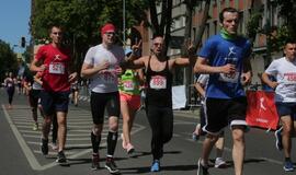 Bėgo ir su kostiumu, ir su vežimėliu