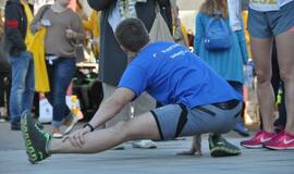 Bėgo ir su kostiumu, ir su vežimėliu