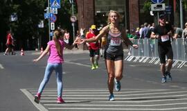 Bėgo ir su kostiumu, ir su vežimėliu