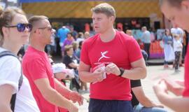 Bėgo ir su kostiumu, ir su vežimėliu