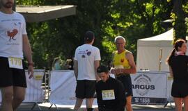 Bėgo ir su kostiumu, ir su vežimėliu