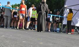 Bėgo ir su kostiumu, ir su vežimėliu