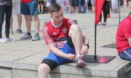 Bėgo ir su kostiumu, ir su vežimėliu