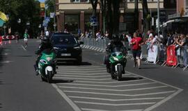 Bėgo ir su kostiumu, ir su vežimėliu