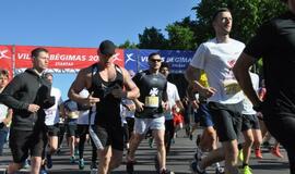 Bėgo ir su kostiumu, ir su vežimėliu