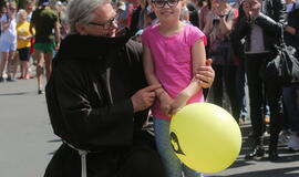 Bėgo ir su kostiumu, ir su vežimėliu