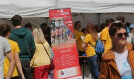 Bėgo ir su kostiumu, ir su vežimėliu