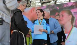 Bėgo ir su kostiumu, ir su vežimėliu