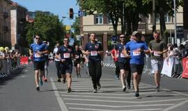 Bėgo ir su kostiumu, ir su vežimėliu