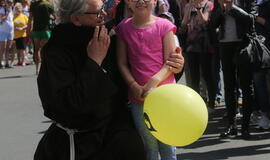 Bėgo ir su kostiumu, ir su vežimėliu