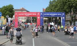 Bėgo ir su kostiumu, ir su vežimėliu