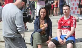 Bėgo ir su kostiumu, ir su vežimėliu