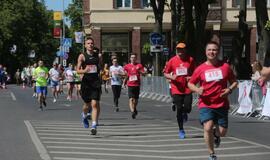 Bėgo ir su kostiumu, ir su vežimėliu