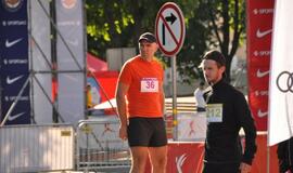 Bėgo ir su kostiumu, ir su vežimėliu