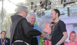 Bėgo ir su kostiumu, ir su vežimėliu