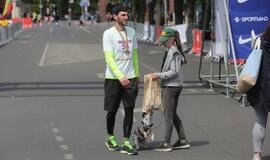 Bėgo ir su kostiumu, ir su vežimėliu