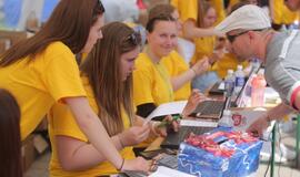 Bėgo ir su kostiumu, ir su vežimėliu