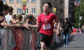 Bėgo ir su kostiumu, ir su vežimėliu