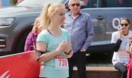 Bėgo ir su kostiumu, ir su vežimėliu