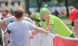 Bėgo ir su kostiumu, ir su vežimėliu