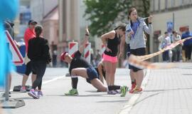 Bėgo ir su kostiumu, ir su vežimėliu