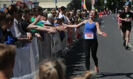 Bėgo ir su kostiumu, ir su vežimėliu