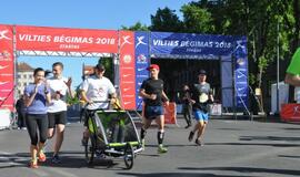 Bėgo ir su kostiumu, ir su vežimėliu