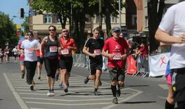 Bėgo ir su kostiumu, ir su vežimėliu