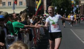 Bėgo ir su kostiumu, ir su vežimėliu