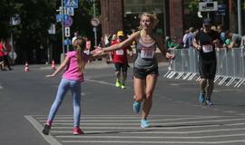 Bėgo ir su kostiumu, ir su vežimėliu