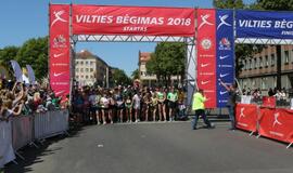 Bėgo ir su kostiumu, ir su vežimėliu