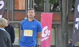 Bėgo ir su kostiumu, ir su vežimėliu