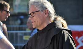 Bėgo ir su kostiumu, ir su vežimėliu