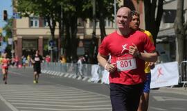 Bėgo ir su kostiumu, ir su vežimėliu