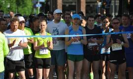 Bėgo ir su kostiumu, ir su vežimėliu