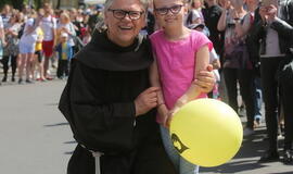 Bėgo ir su kostiumu, ir su vežimėliu