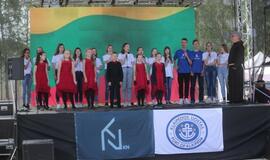 Bėgo ir su kostiumu, ir su vežimėliu