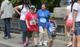 Bėgo ir su kostiumu, ir su vežimėliu