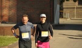 Bėgo ir su kostiumu, ir su vežimėliu