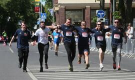 Bėgo ir su kostiumu, ir su vežimėliu