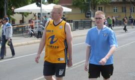 Bėgo ir su kostiumu, ir su vežimėliu